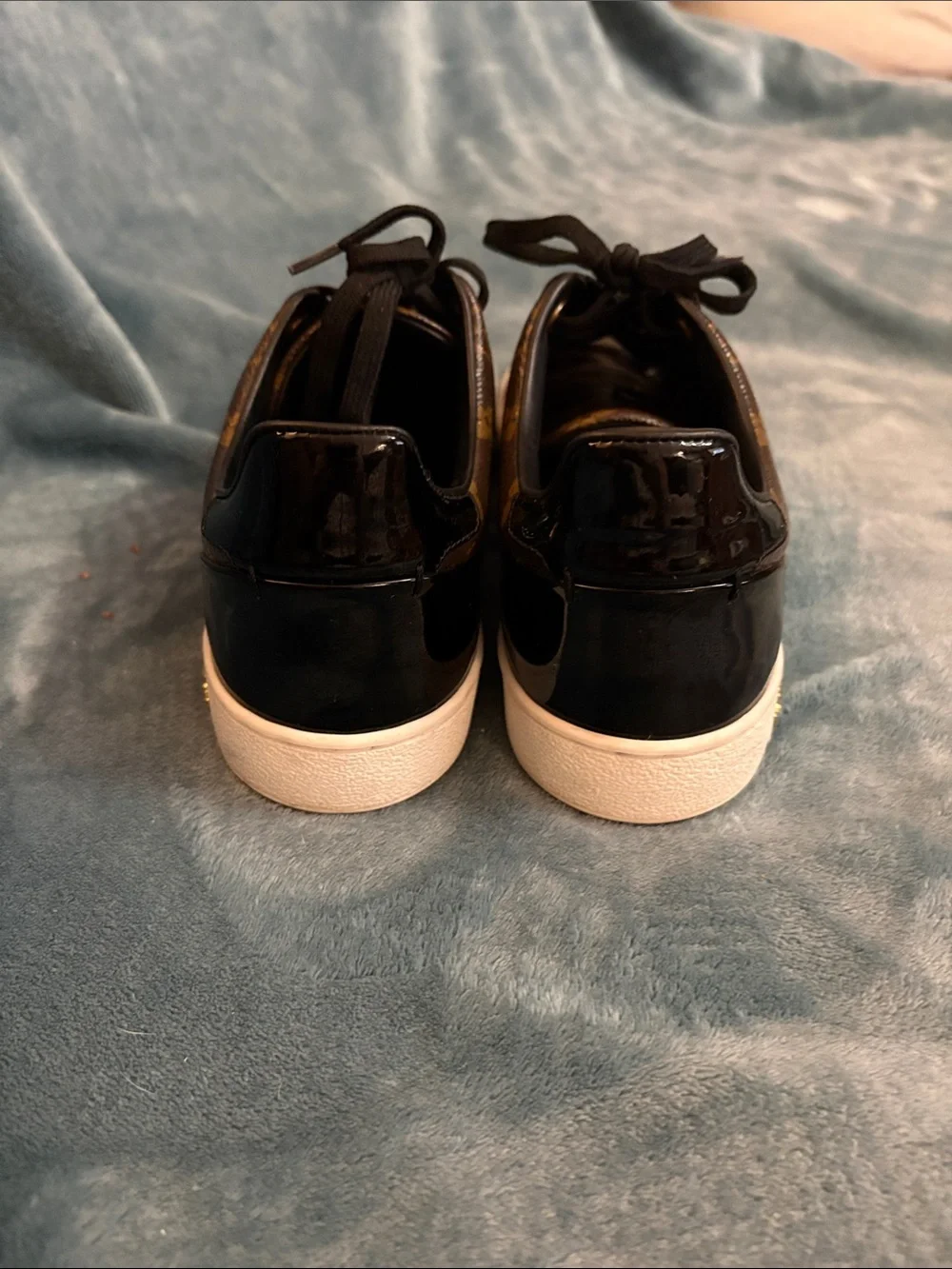 Louis Vuitton Auth Front Row Womens sneakers.